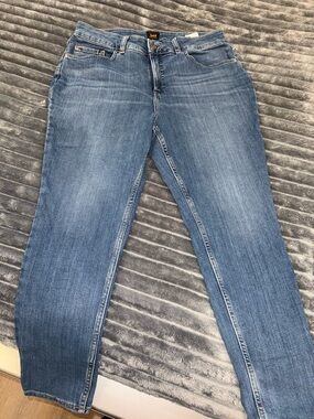 Lee Women's Classic Mid-Blue Ankle Leg Jeans